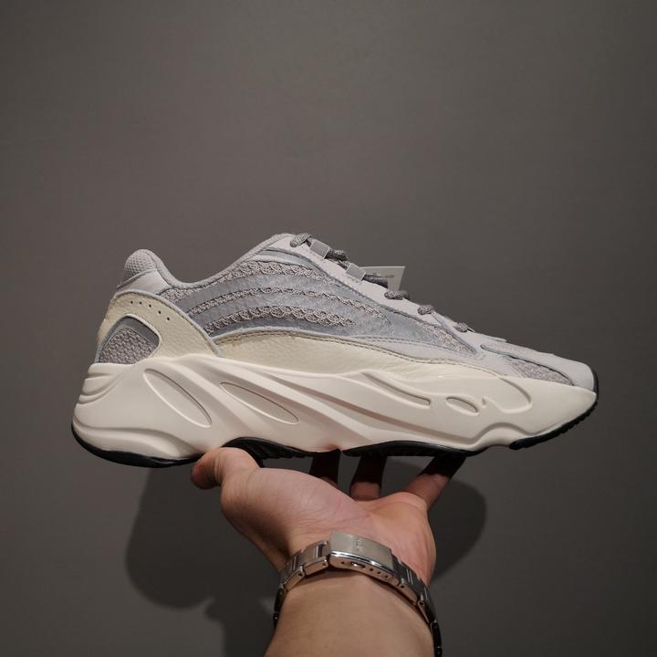 ADIDAS - YEEZY 700